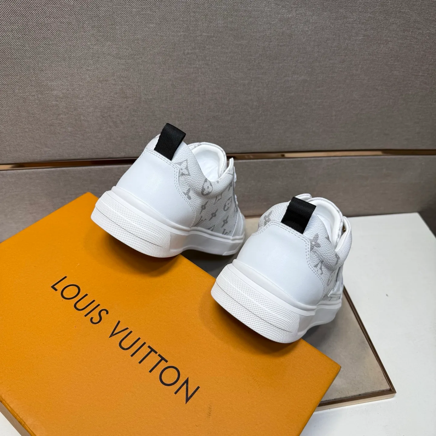 ⬛️Ex-factory price p400 [LV~] Men's casual shoes, 2025z cabinet sales simultaneously 🔶Code number: 38-44#️⃣ 🔷3 colors🔜The upper is made of multi-material splicing ➕Genuine leather lining, comfortable and breathable, sole: original comfortable and wear-resistant outsole, ⚠️real thing📱photographed🎬real thing is better📢📢📢